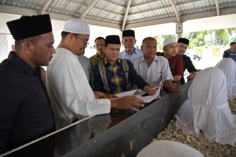 Wakil Gubernur Aceh, Fadhlullah, menziarahi makam ulama Aceh abad ke-18, Habib Abdurrahman bin Alwi Alhabsyi atau dikenal Habib Bugak, yang terletak di Desa Pante Peusangan, Bugak, Kecamatan Jangka, Kabupaten Bireuen, pada Minggu, (22/6/2025).foto.lst.