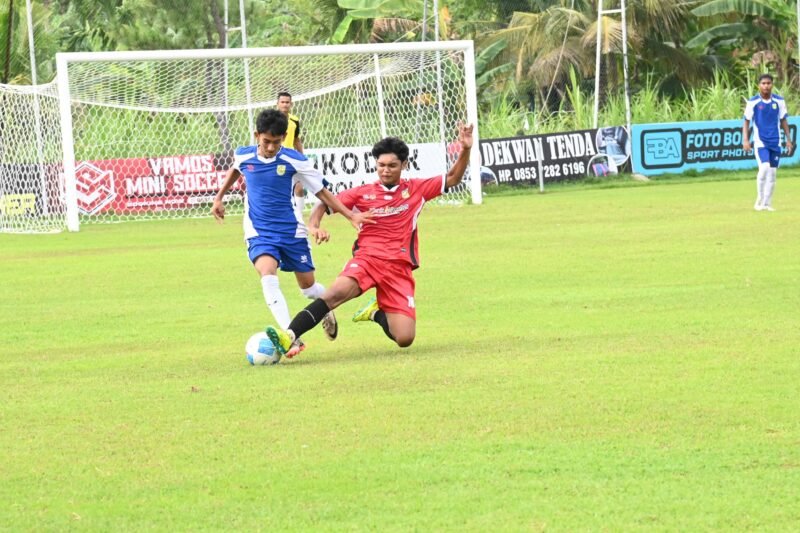 Pemain Pra PORA Aceh Besar (kaos biru) mencoba saling merebut bola di mulut gawang dengan pemain Pra PORA dalam laga uji coba di Lapangan Bola Amla, Kecamatan Ingin Jaya, Aceh Besar, Sabtu (21/06/2025). FOTO/MC ACEH BESAR
