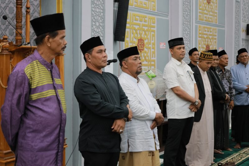 Bupati Aceh Besar H. Muharram Idris memberi sambutan pada pelantikan Pengurus BKM dan Imum Chiek Masjid Al Hijrah periode 2025–2030 di Komplek Perumahan PNS Pemerintah Aceh, Kutaraja Biluy Resort, Gampong Payaroh, Kecamatan Darul Imarah, Aceh Besar, Sabtu (21/6/2025). FOTO/MC ACEH BESAR
