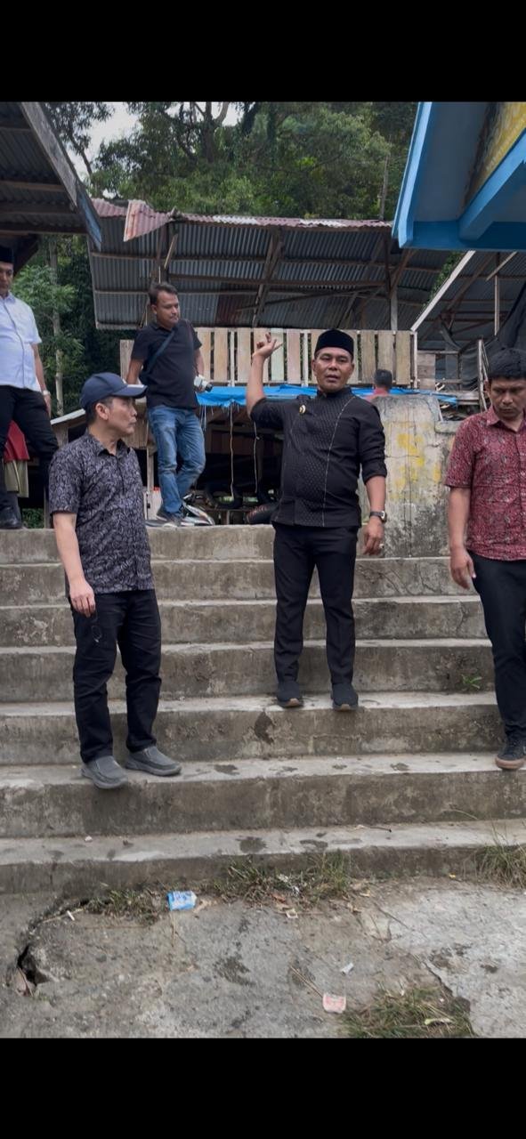 Bupati Aceh Besar H. Muharram Idris didampingi Kadis PUPR Aceh Besar Ir. Syahrial Amnullah, ST meninjau langsung lokasi pembangunan Intake SPAM Regional I Aceh Besar-Banda Aceh di Krueng Breayeun, kecamatan Leupung, Aceh Besar, Sabtu (21/06/2025).
FOTO/ MC ACEH BESAR