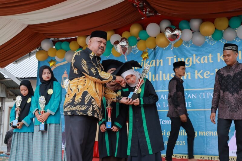 Kepala Dinas Syariat Islam Rusdi S.Sos MSi menyampaikan selamat kepada santri Tasyakkur Kenaikan Tingkat IV dan Wisuda III TPQ Baburridha di halaman Mesjid Lam Ilie, Indrapuri, Minggu (22/06/2025).
FOTO/MC ACEH BESAR