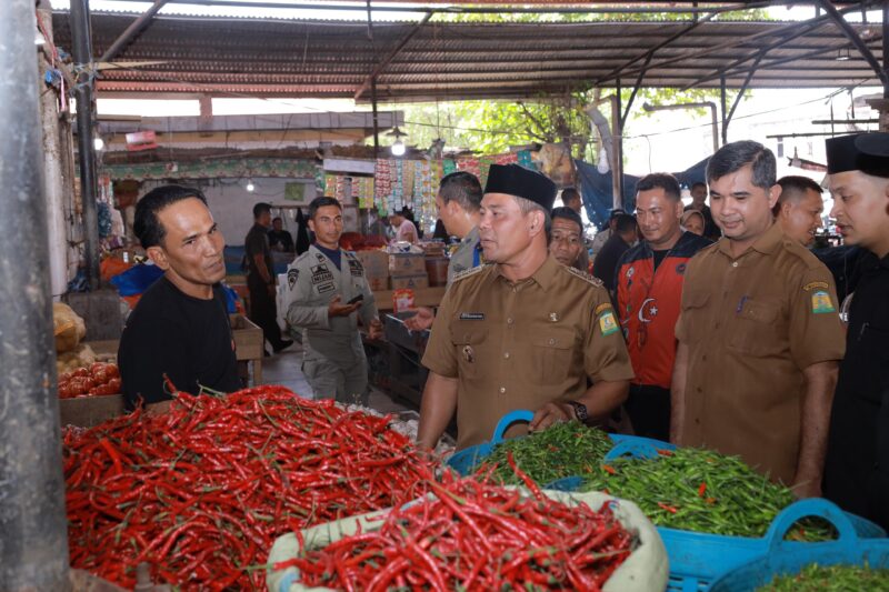 Idris, didampingi oleh Plt Kepala Dinas Koperasi, UKM dan Perdagangan (Diskopukmdag) Aceh Besar, Trizna Darma ST, serta Camat Ingin Jaya, Mubarak Akbar SSTP MM melakukan peninjauan langsung ke Pasar Induk Lambaro, Senin (23/06/2025). FOTO/PROKOPIM PEMKAB ACEH BESAR