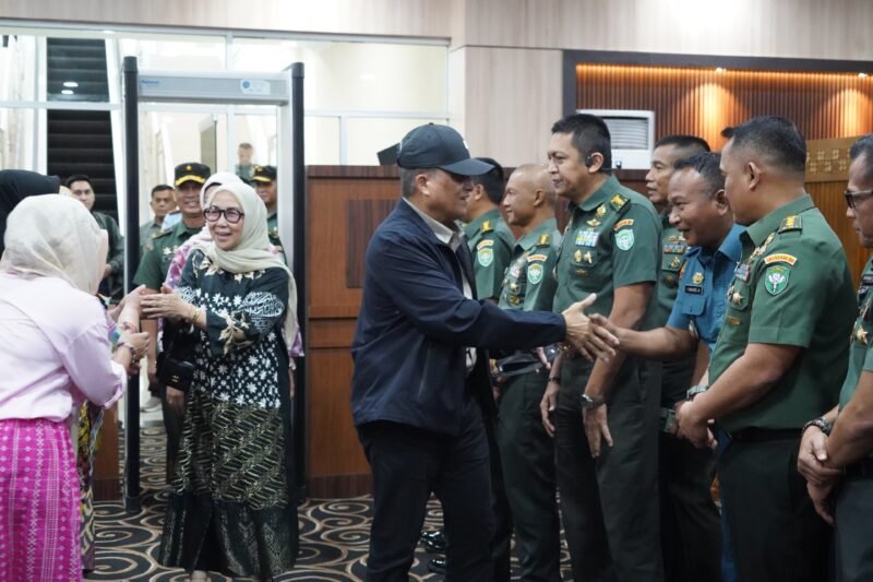 Panglima Komando Daerah Militer Iskandar Muda (Pangdam IM), Mayor Jenderal TNI Niko Fahrizal, M.Tr.(Han)., bersama Ketua Persit Kartika Chandra Kirana Daerah Iskandar Muda, Ny. Eva Niko Fahrizal, tiba kembali di tanah air usai menunaikan ibadah haji tahun 1446 H/2025 M. Senin (23/6/25).foto.lst