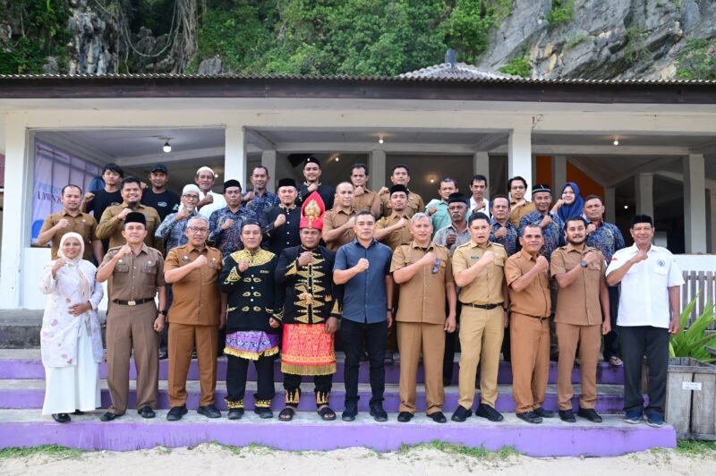 Foto bersama usai zoom meeting persentasi materi desa wisata Gampong Meunasah Balee Lampuuk, di De Resort Pantai Tebing Lampuuk, Kecamatan Lhoknga, Kabupaten Aceh Besar, Senin (23/6/2025). FOTO/ MC ACEH BESAR