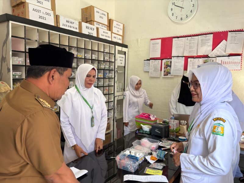 Bupati Aceh Besar, H. Muharram Idris berdialog dengan tenaga medis Puskesmas Darul Imarah, Senin (23/06/2025). FOTO/PROKOPIM PEMKAB ACEH BESAR