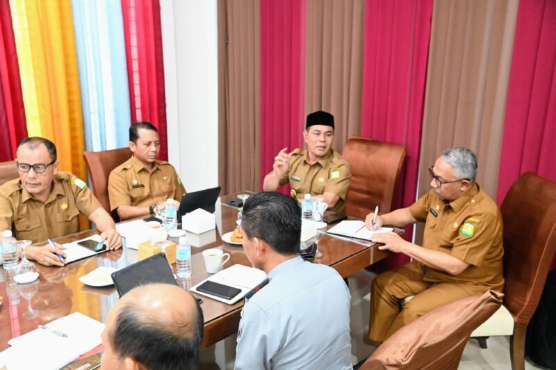 Bupati Aceh Besar, H Syech Muharram Idris melakukan pertemuan dengan Koordinasi Satgas Percepatan Pembentukan Koperasi Desa Merah Putih Prov Aceh di Gedung Dekranasda, Gampong Gani, Kecamatan Ingin Jaya, Aceh Besar, Selasa (24/06/2025). FOTO/MC ACEH BESAR