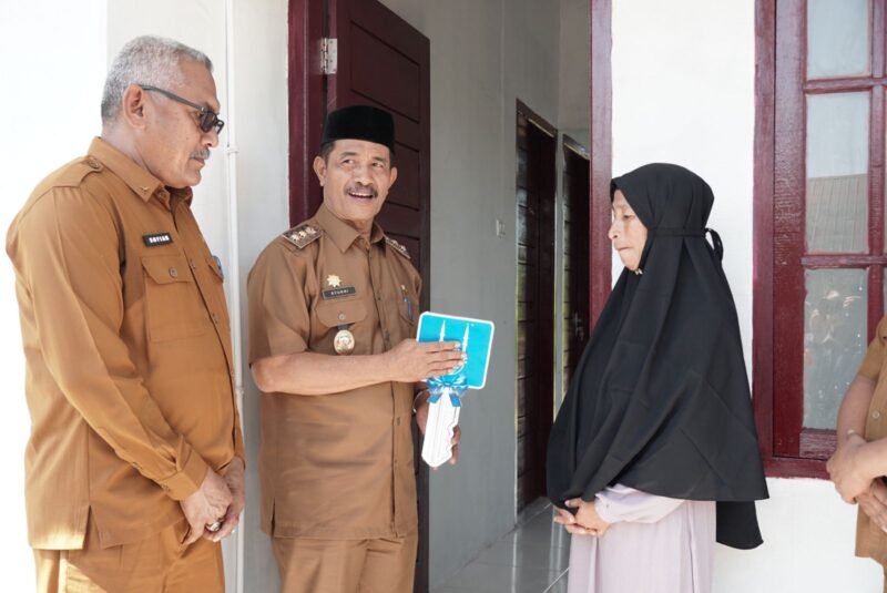 Wakil Bupati Aceh Besar Drs H Syukri menyerahkan rumah bantuan dari para dermawan dan ASN kepada Aminah, warga Gampong Bukit Meusara, Kecamatan Kota Jantho, Selasa (24/6/2025). FOTO/MC ACEH BESAR
