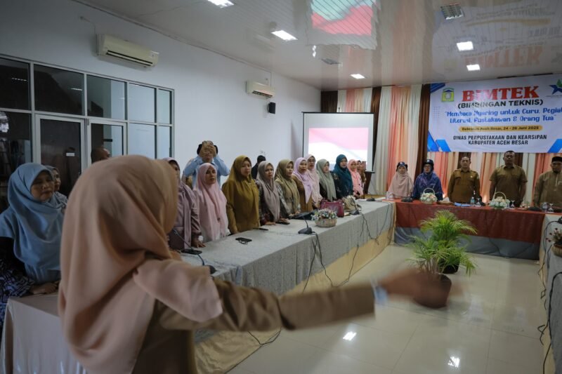 Kepala Dinas Perpustakaan dan Kearsipan (Disperpusip) Aceh Besar membuka Bimtek membaca nyaring untuk guru, pegiat literasi, pustakawan dan orang tua di Gedung Dekranasda Aceh Besar, Gampong Gani, Kecamatan Ingin Jaya, Selasa (24/6/2025). FOTO/MC ACEH BESAR
