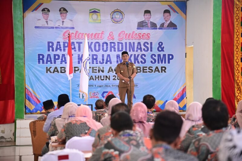 Bupati Aceh Besar H Muharram Idris (Syech Muharram) menyampaikan sambutannya pada pembukaan Rakor dan Raker MKKS SMP di SMP Negeri 3 Kecamatan Ingin Jaya, Kabupaten Aceh Besar, Selasa (24/6/2025) pagi. FOTO/ MC ACEH BESAR