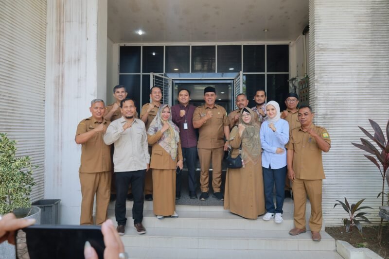 Bupati Aceh H. Muharram Idris yang akrab disapa Syech Muharam foto bersama dengan Muhammad Suhanda Sales Branch (SBM) III Aceh Gas, PT. Pertamina Petra Niaga dan didamping Dian Budi Dharma Kabid. Migas Dinas ESDM Aceh usai Koordinasi dan Sosialisasi pendistribusian LPG, berlangsung di Dekranasda Aceh Besar, Gampong Gani, Kecamatan Ingin Jaya, Selasa (24/06/2025). FOTO/MC ACEH BESAR