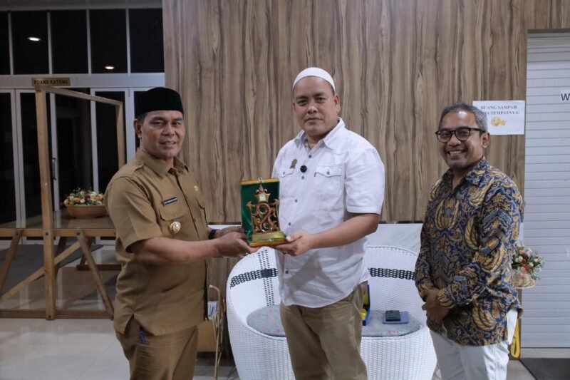 Bupati Aceh Besar H. Muharram Idris, didamppingi Kepala OPD melakukan pertemuan dengan PT. Pertamina Geothermal TBK dengan PT. PEMA di Gedung Dekranasda Aceh Besar, Gampong Gani, Kecamatan Ingin Jaya, Selasa (24/06/202. FOTO/PROKOPIM PEMKAB ACEH BESAR