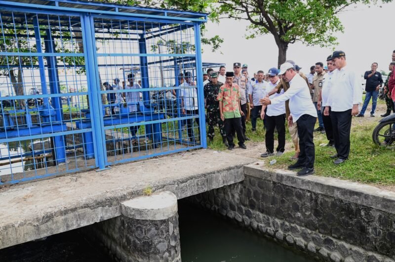 Bupati Aceh Besar, H Syech Muharram Idris bersama dinas terkait tinjau langsung irigasi di area persawahan Gampong Bueng Page, Kecamatan Blang Bintang , Aceh Besar, Rabu (25/06/2025). FOTO/MC ACEH BESAR