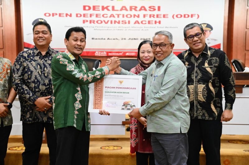 Asisten 1 Sekdakab Aceh Besar, Farhan AP menerima Piagam Penghargaan dari Asiten 2 Sekda Aceh, Dr.Ir. Zulkifli, M.Si., di Gedung Serba Guna Kantor Gubernur Aceh, Banda Aceh, Kamis (26/02025). FOTO/MC ACEH BESAR