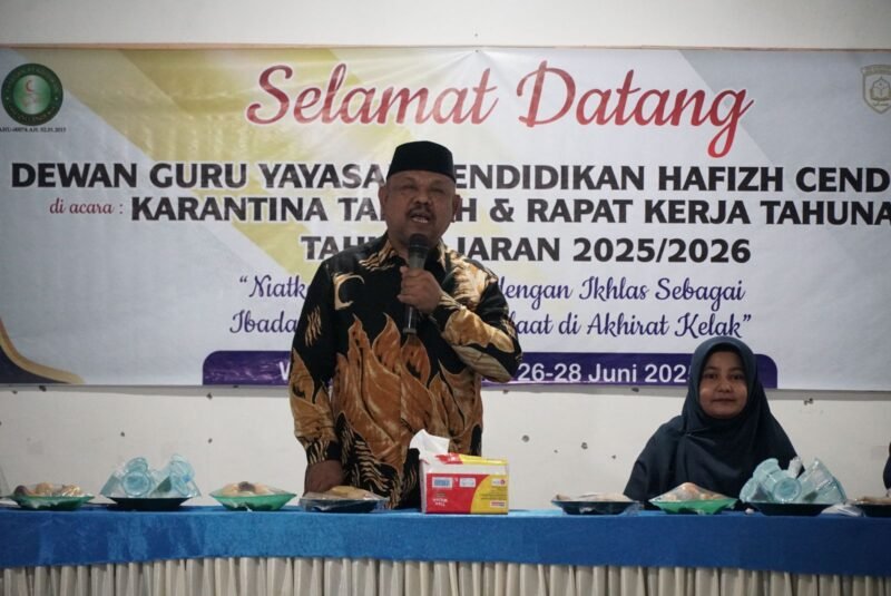 Kadis Syariat Islam Aceh Besar Rusdi S.Sos M.Si membuka kegiatan Karantina Tahfizh Yayasan Pendidikan Hafizh Cendekia (YPHC) di Wisma Atlet Kota Jantho, Kamis (26/06/2025).
FOTO/MC ACEH BESAR