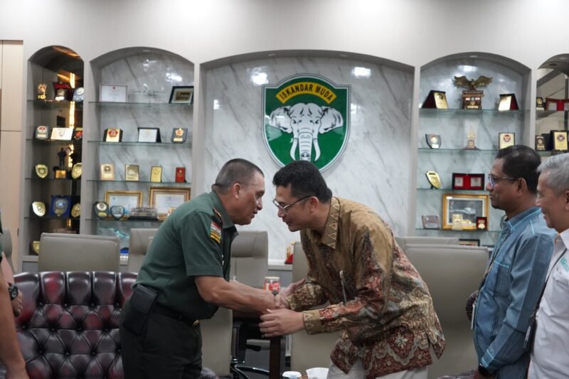 Pangdam IM Mayor Jenderal TNI Niko Fahrizal, M.Tr.(Han)., saat menerima audiensi Kepala Bank BSI Regional 1 Aceh, Bapak Imsak Ramadhan beserta rombongan, Banda Aceh, Kamis (26-6-2025).foto.lst