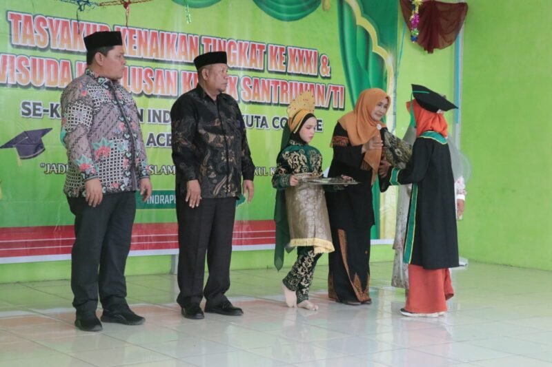 Kepala Dinas Pendidikan Dayah Kabupaten Aceh Besar, Abu Bakar, SAg memberikan sambutan pada Tasyakur kenaikan tingkat XXXI dan wisuda kelulusan XXIX santriwan-santriwati se Kecamatan Indrapuri serta Kecamatan Kuta Cot Glie, di UDKP Kantor Camat Indrapuri, Aceh Besar, Kamis (26/06/2025). FOTO/MC ACEH BESAR