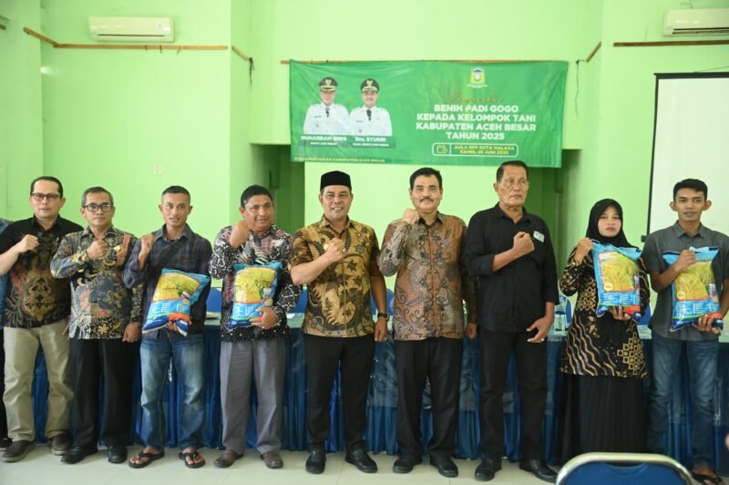 Bupati Aceh Besar H. Muharram Idris didampingi Kepala Dinas Pertanian Aceh Besar Jakfar. SP, MSi foto bersa para petani penerima bantuan bibit padi gogo jenis inpari 32 HDB kepada petani di 11 kecamatan di Aceh Besar, di Aula BPP Kuta Malaka, Kamis (26/6/2025). FOTO/MC ACEH BESAR