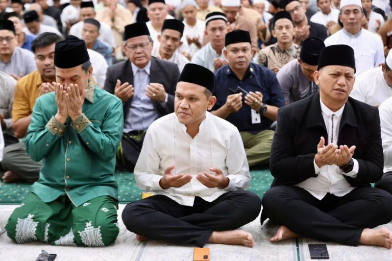 Wakil Gubernur Aceh, Fadhlullah, S.E., memberi sambutan pada Peringatan Tahun Baru Islam 1 Muharram 1447 H, sekaligus melaksanakan shalat Isya berjamaah, di  Masjid Raya Baiturrahman Banda Aceh, Kamis,( 25-6-2025).foto.lst