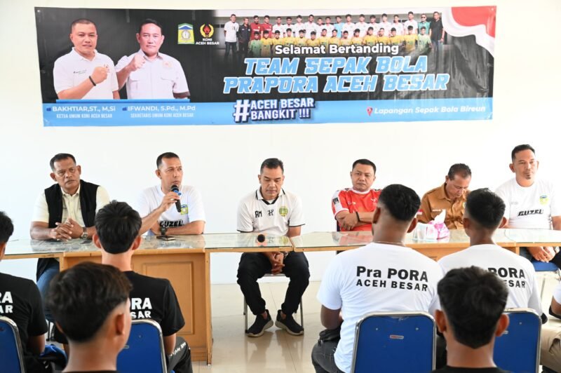 Ketua DPRK, Ketua KONI dan Askab PSSI Aceh Besar foto bersama offisial, pelatih, pemain usai penglepasan keberangkatanku Tim sepakbola Pra PORA Aceh Besar, menuju Bireuen untuk mengikuti babak penyisihan Group C, di Aula KONI Aceh Besar, Lambaro, Kecamatan Ingin Jaya, Kabupaten Aceh Besar, Jumat (27/6/2026).
FOTO/ MC ACEH BESAR