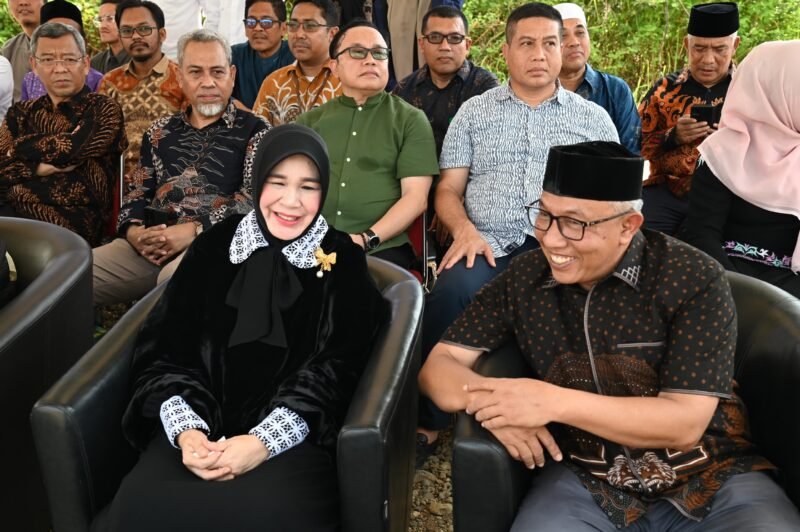 Asisten I Sekdakab Aceh Besar, Farhan, AP bersama Wali Kota Banda Aceh Illiza Sa’aduddin Djamal, menghadiri peletakan batu pertama pembangunan SMK 1 Muhammadiyah Aceh di Gampong Lampeuneurut Gampong, Kecamatan Darul Imarah, Kabupaten Aceh Besar, Jum’at (27-6-2025). FOTO/MC ACEH BESAR