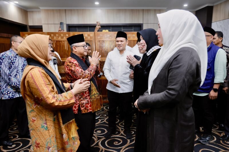 Wakil Gubernur Aceh, Fadhlullah SE menjemput kedatangan Menteri Pendidikan Dasar dan Menengah RI di Bandara VIP Sultan Iskandar Muda Blang Bintang Aceh Besar, (27-06-2025).foto.lst