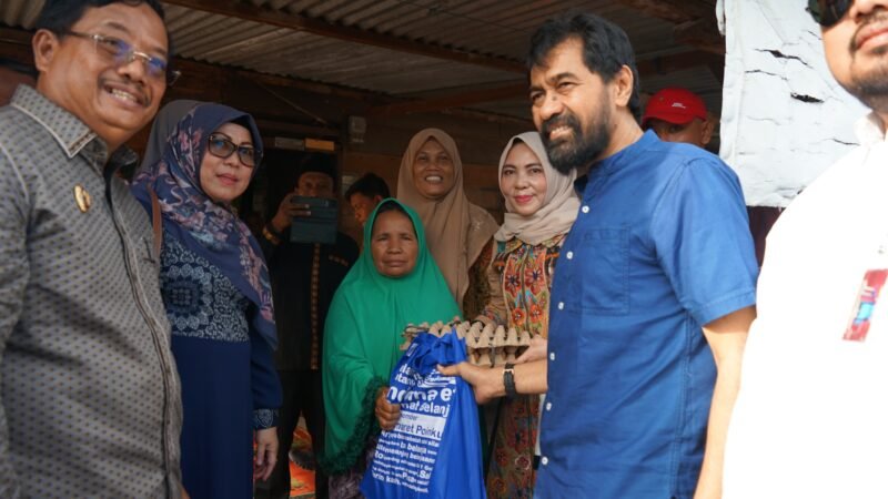 Gubernur Aceh, H. Muzakir Manaf mengunjungi dan memberikan sembako kepada penerima rumah layak huni di kab. Aceh Singkil
Jum'at, (27-062025).foto.lst.