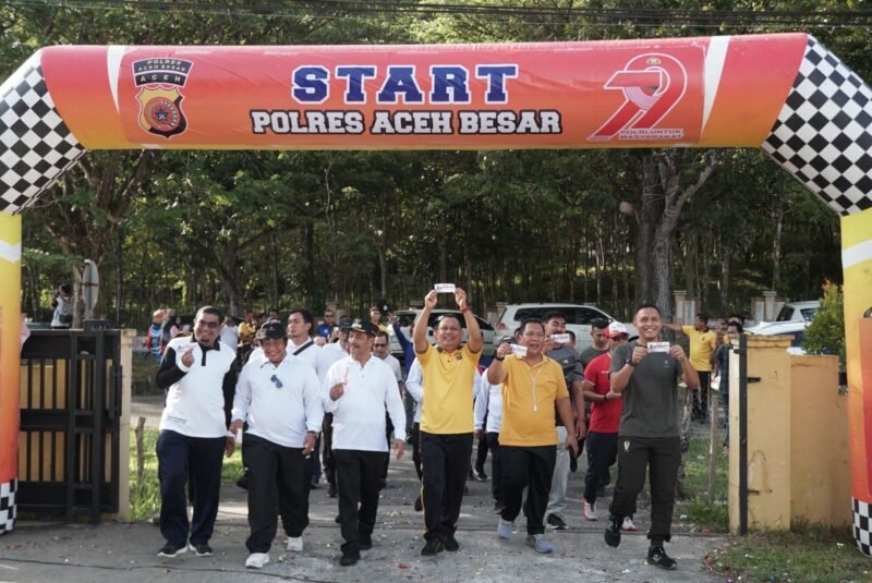 Wakil Bupati Aceh Besar Drs Syukri bersama Kapolres Aceh Besar dan pejabat lainnya mengikuti olahraga bersama jajaran Polres Aceh Besar di halaman Mapolres Aceh Besar, Kota Jantho, Sabtu (28/06/2025).
FOTO/MC ACEH BESAR