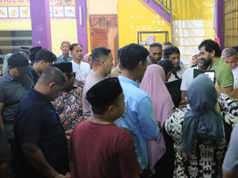 Gubernur Aceh Muzakir Manaf, melakukan silaturahmi dengan masyarakat di kediaman Yakarim Munir, tokoh masyarakat Aceh Singkil, Jumat (27/6/2025) malam di Desa Lae Butar, Kecamatan Gunung Meriah.