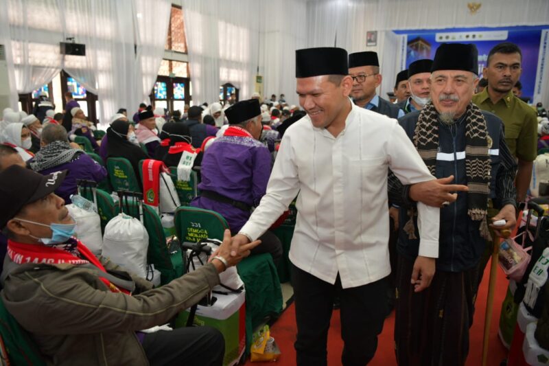 Wakil Gubernur Aceh, Fadhlullah, SE menyambut Jamaah Haji Aceh Kloter Pertama Kota Banda Aceh di Asrama Haji , Embarkasi, Sabtu,(28-06-2025)foto.lst