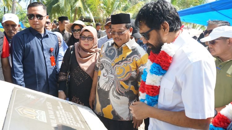 Gubernur Aceh, Muzakir Manaf didampingi Bupati Aceh Singkil dan istri membaca keterangan di prasasti Pulau Panjang di sela-sela menghadiri syukuran dan kenduri akbar atas kembalinya pulau tersebut, termasuk tiga pulau lainnya di Singkil Utara: Pulau Lipan, Pulau Mangkir Gadang, dan Pulau Mangkir Ketek, ke wilayah admisnitratif Aceh, Sabtu, (28-06-2025). Foto dok.Humas Aceh