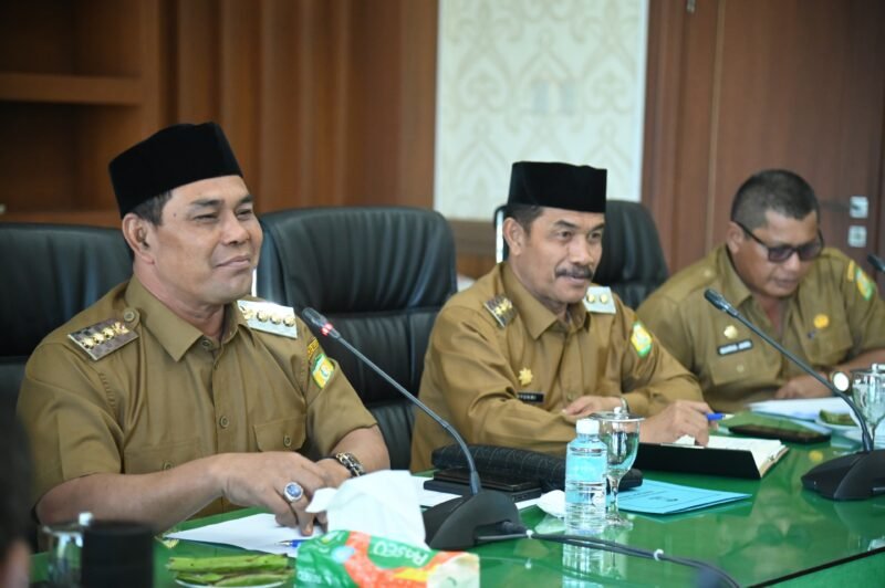 Bupati Aceh Besar, H. Muharram Idris Pimpin Rakor dengan Kepala OPD di Aula Sanusi Wahab, Kantor Bupati Aceh Besar, Kota Jantho, Senin (30/6/2025). FOTO/MC ACEH BESAR