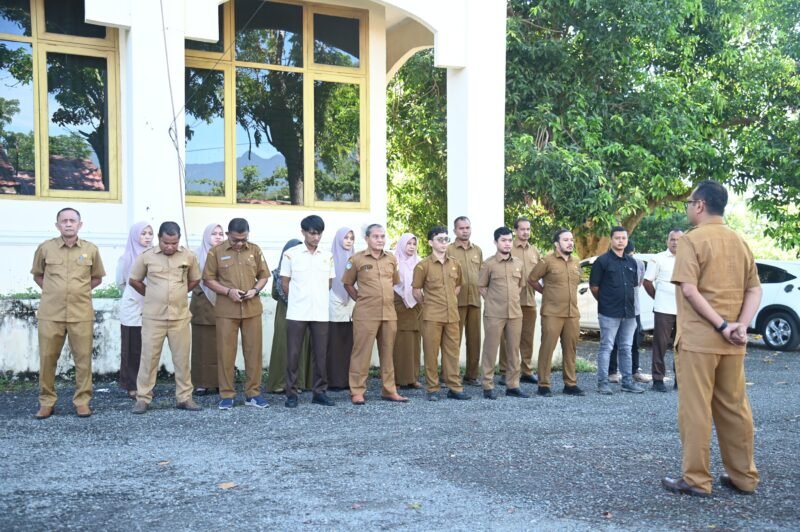 Plt Kepala Dinas Kominfo, Khairul Huda, S.Kom., M.M, pimpin apel pagi dihalaman Kantor Diskominfo Aceh Besar, Senin (30/6/2025). FOTO/MC ACEH BESAR