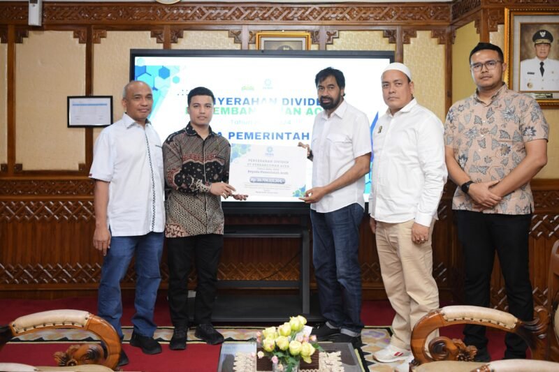 Gubernur Aceh, Muzakir Manaf, menerima dividen PT. Pembangunan Aceh tahun Buku 2024, di serahkan oleh Direktur Utama PT. Pembangunan Aceh (PEMA) Mawardi Nur di ruang kerja Gubernur Aceh,  Senin, (30-06-2025).foto lst