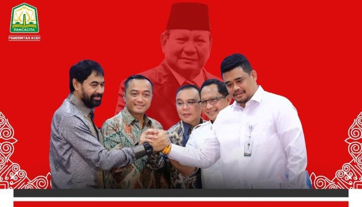 Gubernur Aceh, H. Muzakir Manaf atau yang akrab disapa Mualem, mendapat sambutan hangat dari masyarakat Aceh saat tiba kembali dari Jakarta di Bandara Sultan Iskandar Muda, Rabu (18/6/2025).Foto.lst