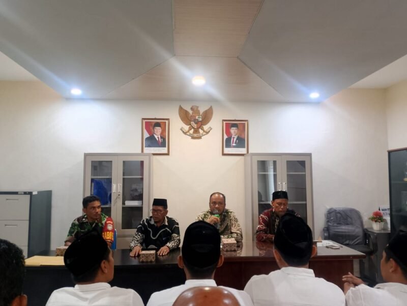 Camat Banda Raya, Rahmat Kadafi, menghadiri acara pengukuhan perangkat Gampong Lhong Raya yang berlangsung di aula kantor keuchik setempat pada,Kamis,(19-06-2025).foto.lst