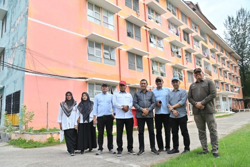 Ketua Komisi III Royes Ruslan usai melakukan kunjungan bersama mitra kerja Dinas Perumahan Rakyat dan Kawasan Permukiman (Perkim) ke komplek Rusunawa yang berada di Gampong Keudah, Kecamatan Kuta Raja, Banda Aceh, Rabu (25-06-2025).foto.lst