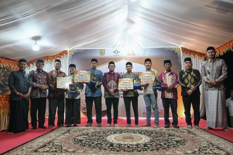 Ketua DPRK Banda Aceh, Irwansyah ST menutup Festival Dala’il Khairat se-Banda Aceh, pada Jumat (27-06-2025).foto.lst