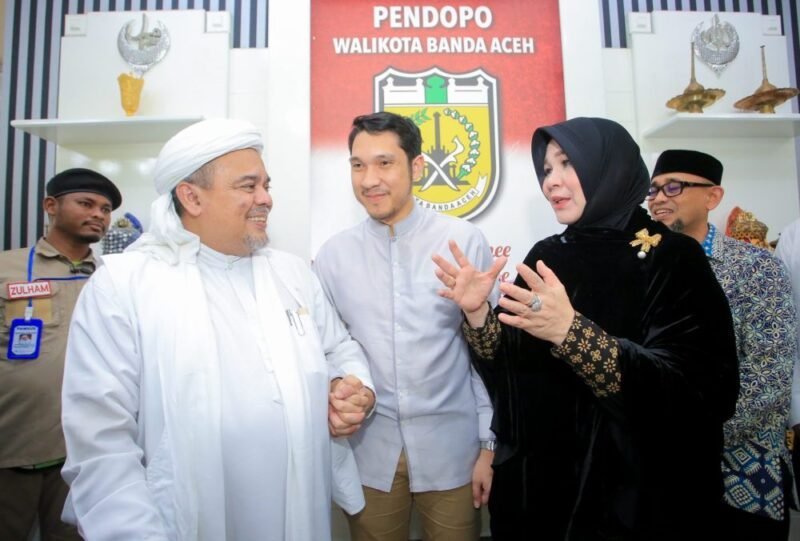 Habib Rizieq, yang datang bersama sejumlah habaib dan rombongan pada pukul 11.30 WIB, disambut langsung oleh Wali Kota Illiza,