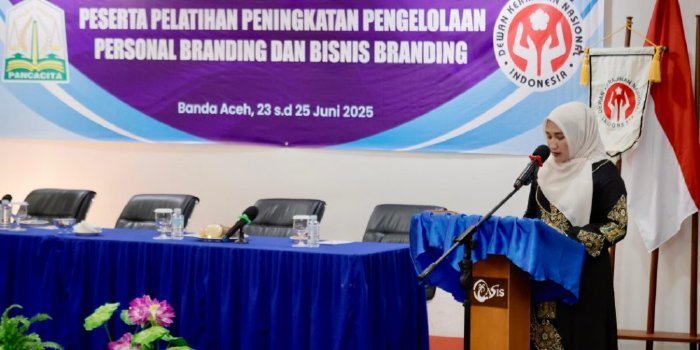 Marlina Muzakir, secara resmi membuka kegiatan Pelatihan Peningkatan Pengelolaan Personal Branding dan Bisnis Branding bagi pelaku Usaha Mikro, Kecil, dan Menengah (UMKM) di Hotel Oasis, Banda Aceh, Senin, (23 -06- 2025) foto.lst