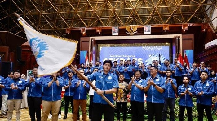 Sunnyl Ikbal mengibarkan bendera Gekrafs usai resmi dilantik jadi Ketua Dewan Pengurus Wilayah Gekrafs Provinsi Aceh, di Anjong Mon Mata, Banda Aceh, Jumat (20/6/2025).foto lst