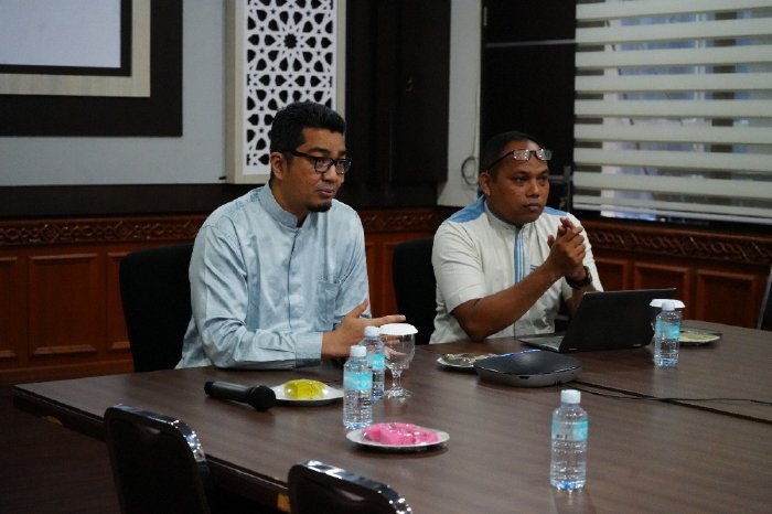 Marthunis, S.T., D.E.A., memimpin rapat evaluasi pembangunan Zona Integritas (ZI), Survei Persepsi Antikorupsi (SPAK), dan Survei Persepsi Kualitas Pelayanan (SPKP) yang melibatkan seluruh Pejabat Eselon III serta Tenaga Ahli Disdik Aceh.(04-07-2025).foto.lst.