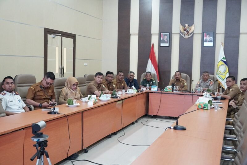 Asisten II Sekdakab Aceh Besar HM Ali S.Sos M.Si, mengikuti Rapat Koordinasi Pengendalian Inflasi Daerah secara virtual bersama Kemendagri RI dari Kantor Bupati Aceh Besar di Kota Jantho, Senin (30-06-2025).
FOTO/MC ACEH BESAR