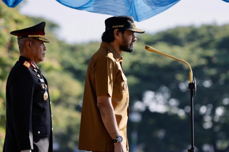 Gubernur Aceh, Muzakir Manaf, bertindak sebagai Inspektur Upacara pada peringatan Hari Ulang Tahun (HUT) Bhayangkara ke-79 yang digelar di Lapangan Blang Padang, Banda Aceh, Selasa 01/07/2025 (Foto:Dok.Biro Adpim Setda Aceh)