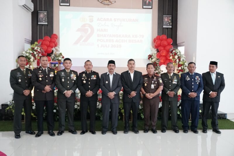 Wakil Bupati Aceh Besar Drs Syukri foto bersama pada Peringatan HUT Bhayangkara ke-79 di lapangan Mapolres Aceh Besar, Kota Jantho, Senin (01/07/2025).
FOTO/MC ACEH BESAR