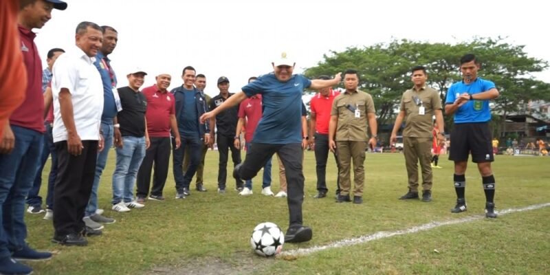 Wakil Gubernur Aceh, Fadhlullah, SE, melakukan tendangan perdana saat membuka secara resmi Kejuaraan Sepak Bola Piala Wakil Gubernur Aceh 2025, di Lapangan Mutiara, Beureunuen, Pidie, Rabu (02-07-2025).foto.lst