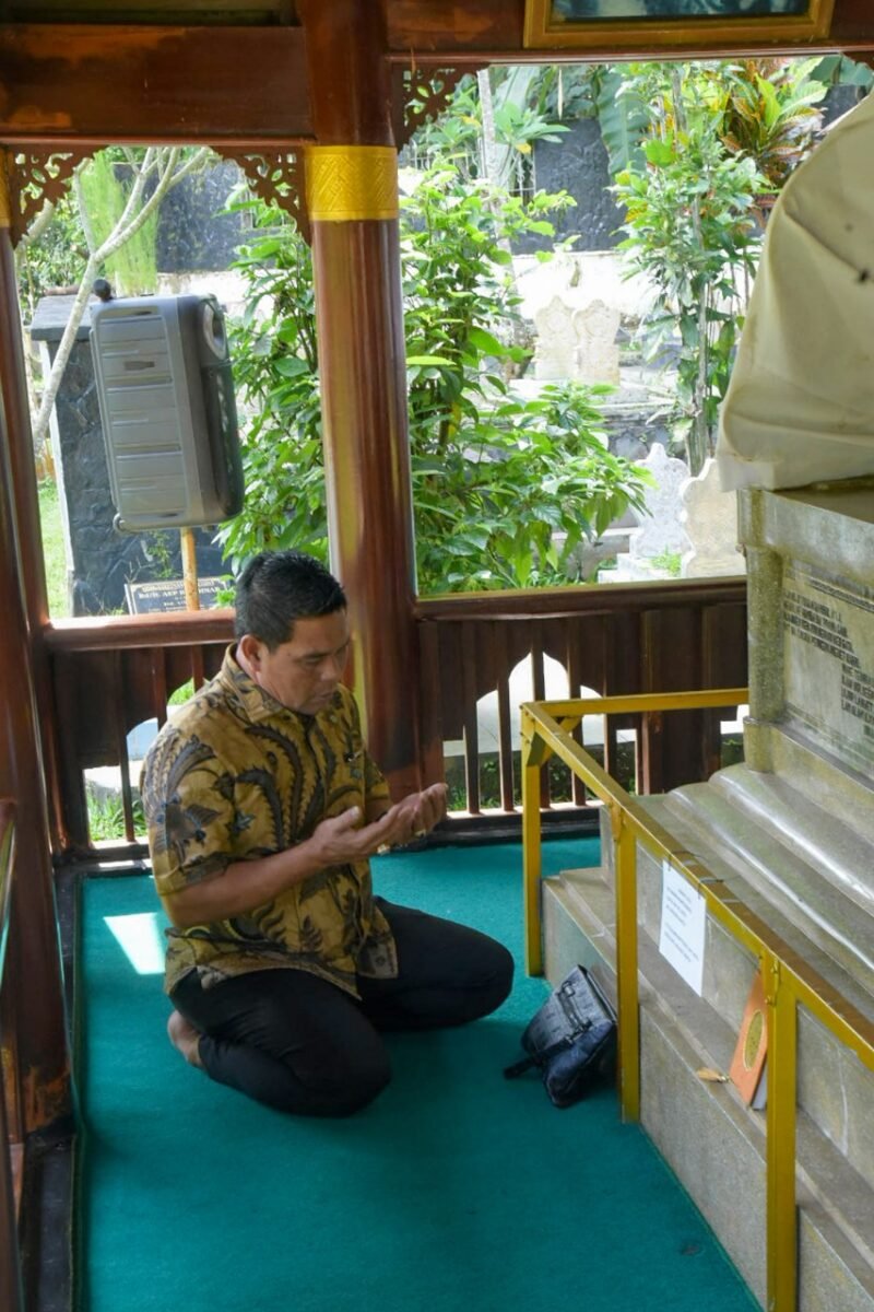 Bupati Aceh Besar memanjatkan do’a saat berziarah ke makam pahlawan nasional kelahiran Aceh Besar yakni Cut Nyak Dhien di di Desa Sukajaya, Kecamatan Sumedang Selatan, Kabupaten Sumedang, Rabu (2/7/2025). FOTO/MC ACEH BESAR