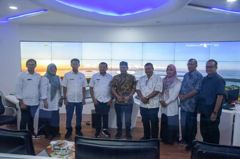 Bupati Aceh Besar, H. Muharram Idris, didampingi, Plt Sekda, Kadis Kominfo dan Kepala BKPSDM Aceh Besar foto bersama saat melaksanakan studi tiru Sistem Pemerintahan Berbasis Elektronik (SPBE) ke Kabupaten Sumedang, Rabu (2/7/2025). FOTO/MC ACEH BESAR