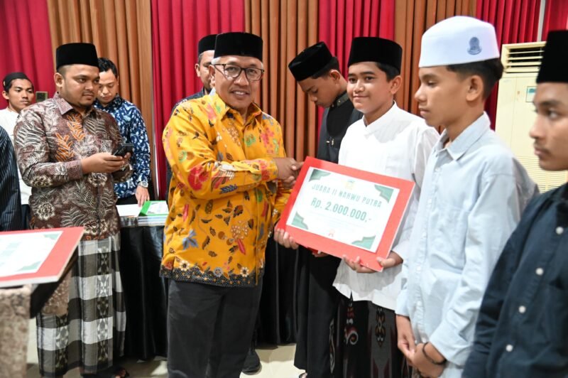 Asisten 1 Sekdakab Aceh Besar, Farhan AP menyerahkan hadiah kepada pemenang STQ Tingkat Kabupaten Aceh Besar Tahun 2025 di Gedung Dekranasda Gampong Gani, Kecamatan Ingin Jaya, Aceh Besar, Minggu (06/07/2025). FOTO/MC ACEH BESAR