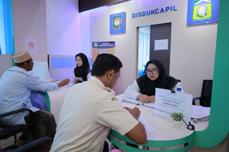 Petugas Disdukcapil Aceh Besar memberikan pelayanan kepada masyarakat di MPP Aceh Besar, Lambaro, Kecamatan Ingin Jaya, Senin (7/7/2025). FOTO/MC ACEH BESAR