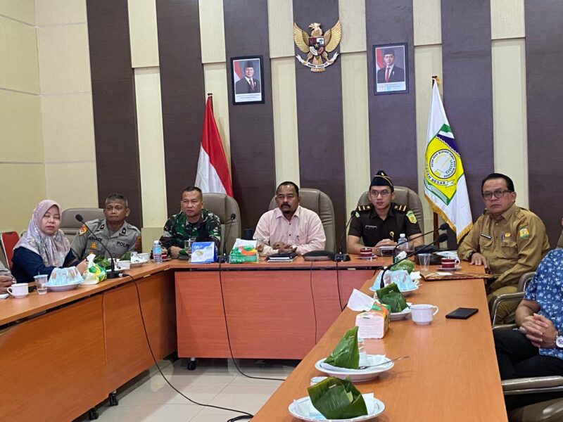 Asisten II Sekdakab Aceh Besar HM Ali S.Sos M.Si bersama unsur Forkopimda dan Kepada OPD melakukan Rapat Koordinasi Pengendalian Inflasi bersama Kemendari RI secara virtual dari ruang rapat Kantor Bupati Aceh Besar, Kota Jantho, Senin (07/07/2025.
FOTO/MC ACEH BESAR